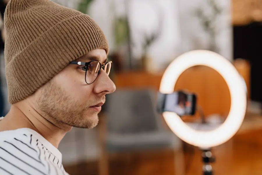 Un creador graba un video en casa con aro de luz