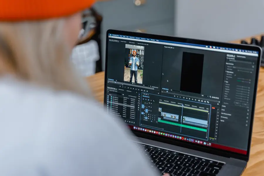 Edición de un video en la línea de tiempo de un computador
